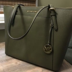 BNWT MICHAEL KORS olive tote 💚